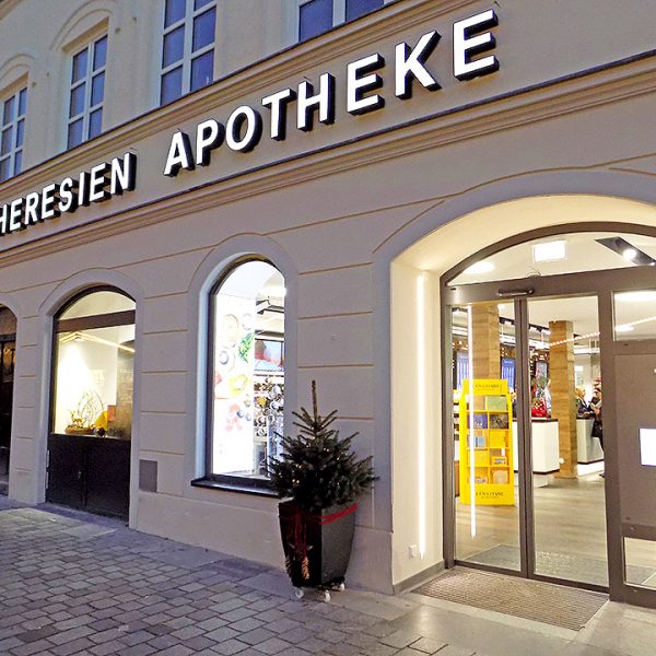 Theresien Apotheke - Fassade - PLANQUELLE